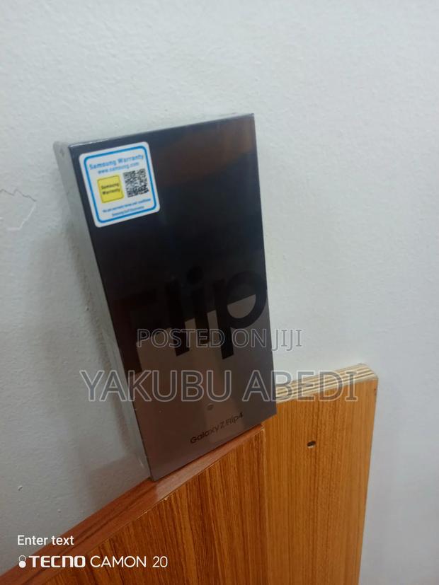 New Samsung Galaxy Z Flip4 256 GB Black photo 2
