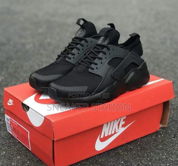 Nike Air Huarache Triple Black · Photo 3