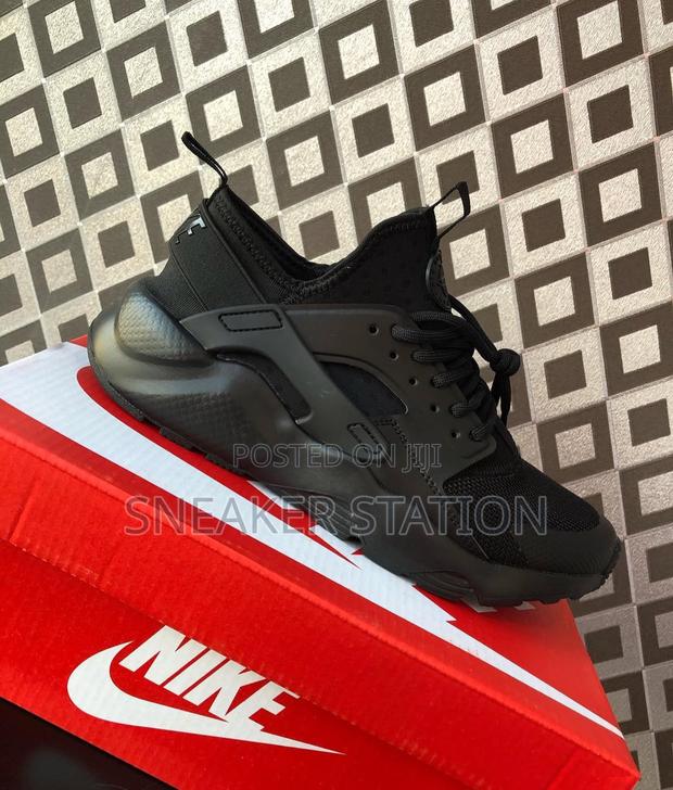 Nike Air Huarache Triple Black · Photo 4