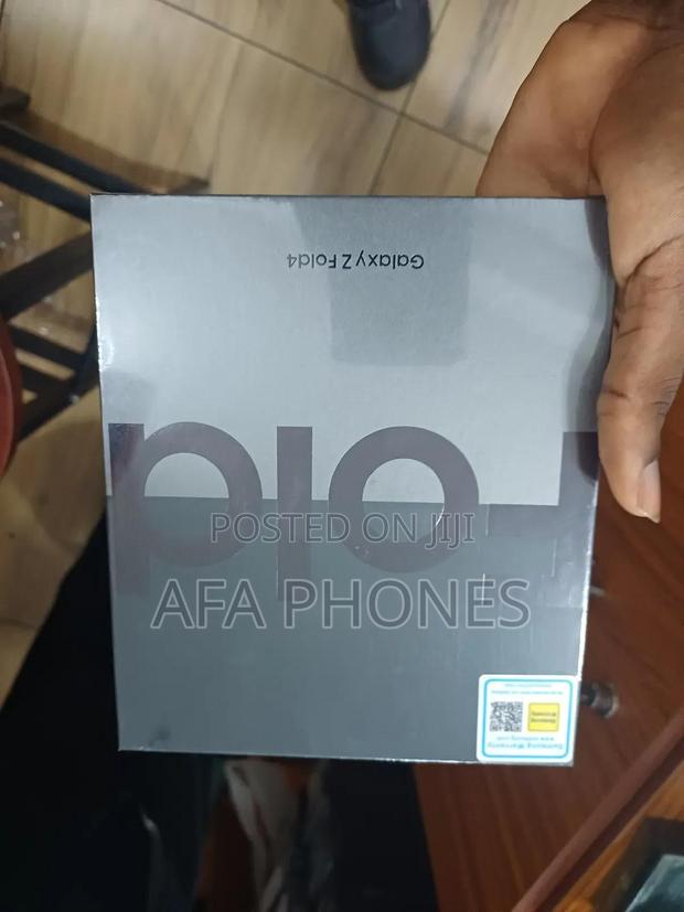 New Samsung Galaxy Z Fold4 256 GB Gold · Photo 1