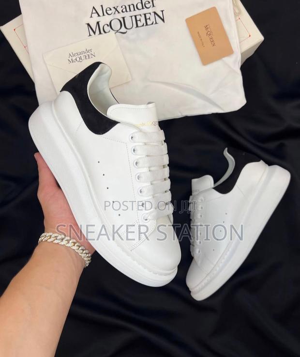 Alexander McQueen White/Black Sneaker · Photo 4
