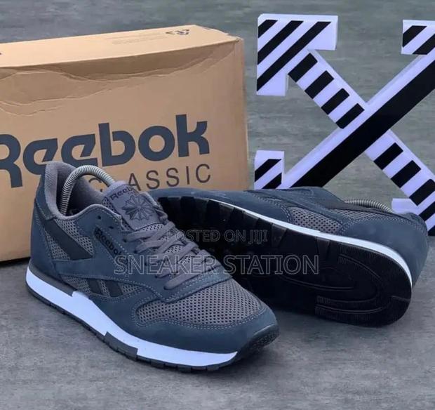 Reebok Classic Sneaker Available · Photo 3