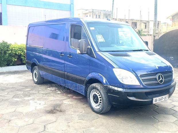 Mercedes-Benz Sprinter 2010 Blue photo 2