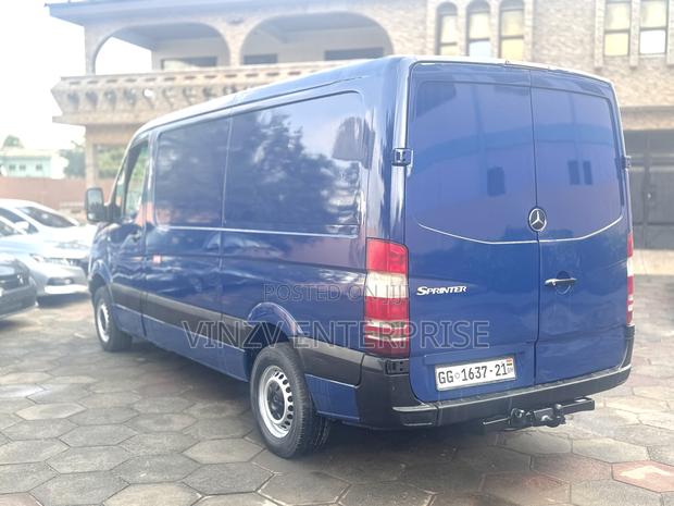 Mercedes-Benz Sprinter 2010 Blue photo 4