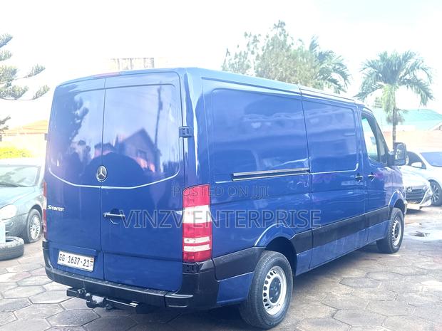 Mercedes-Benz Sprinter 2010 Blue photo 3