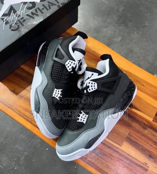 Air Jordan Retro 4 Fear Pack · Photo 3