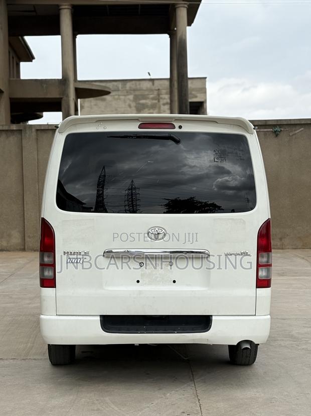 Toyota HiAce 2013 White photo 11