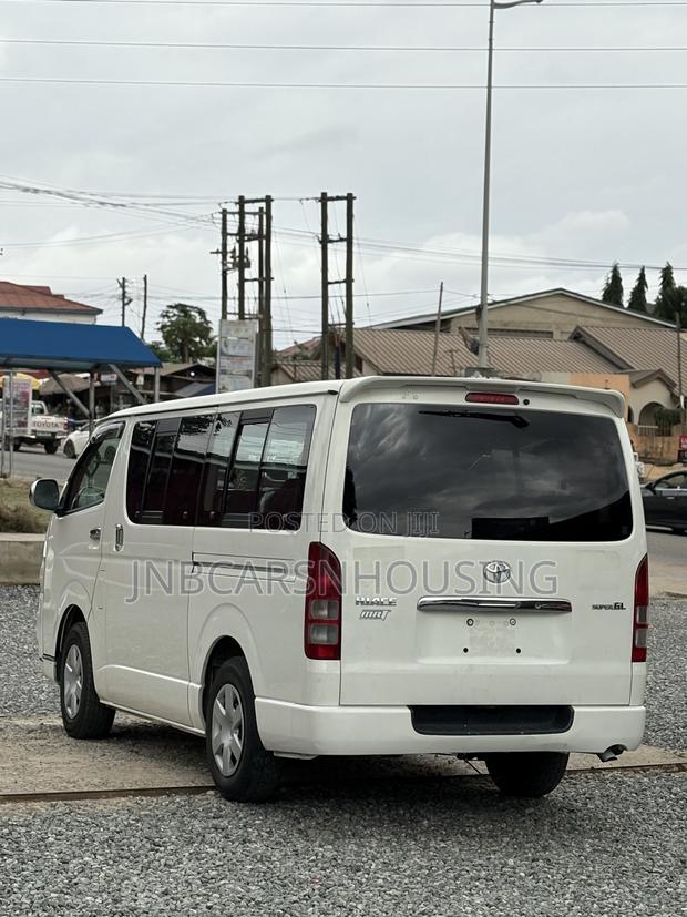 Toyota HiAce 2013 White photo 10