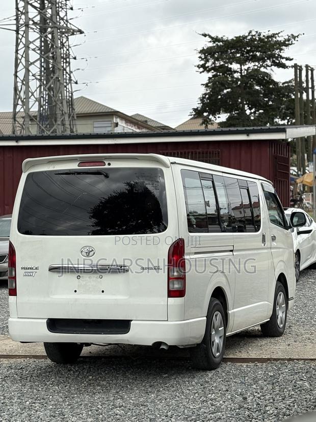 Toyota HiAce 2013 White photo 9