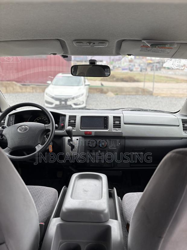 Toyota HiAce 2013 White photo 2