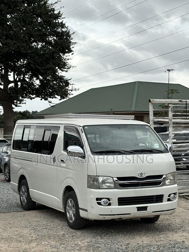 Toyota HiAce 2013 White photo 7