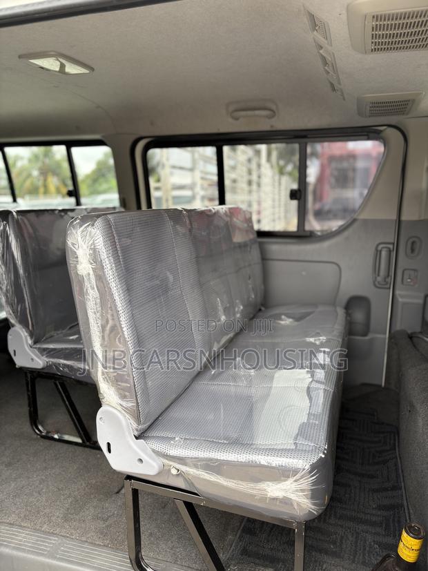 Toyota HiAce 2013 White photo 4