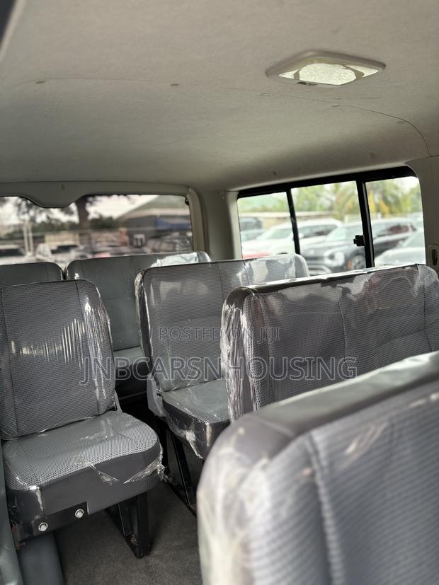 Toyota HiAce 2013 White photo 5