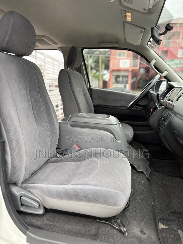 Toyota HiAce 2013 White photo 3
