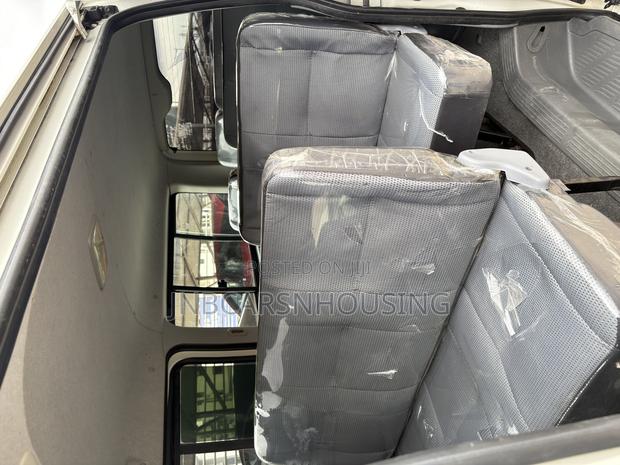 Toyota HiAce 2013 White photo 6