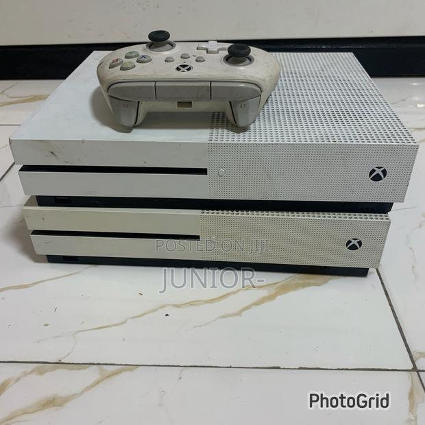 Xboxone S With Games · Photo 2