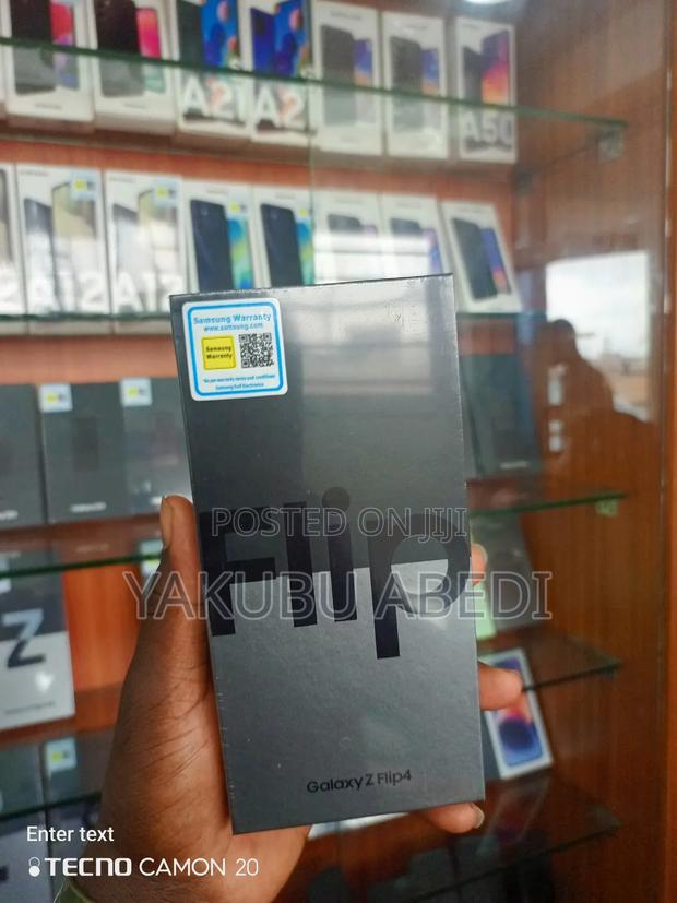 New Samsung Galaxy Z Flip4 256 GB Black · Photo 1