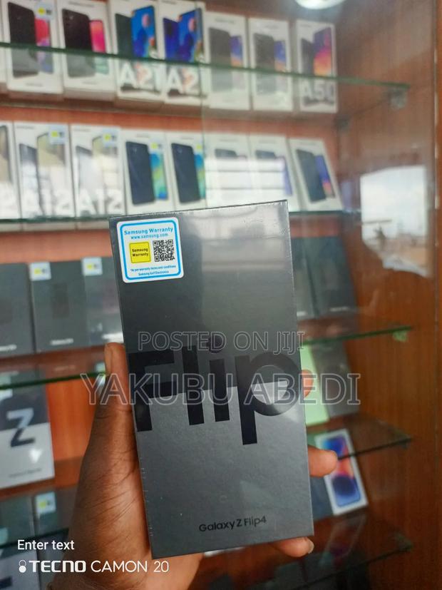 New Samsung Galaxy Z Flip4 256 GB Black · Photo 2
