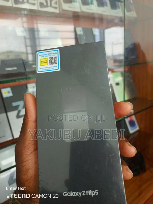 New Samsung Galaxy Z Flip5 256 GB Black · Photo 2