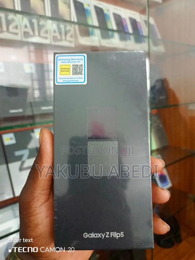 New Samsung Galaxy Z Flip5 256 GB Black · Photo 1