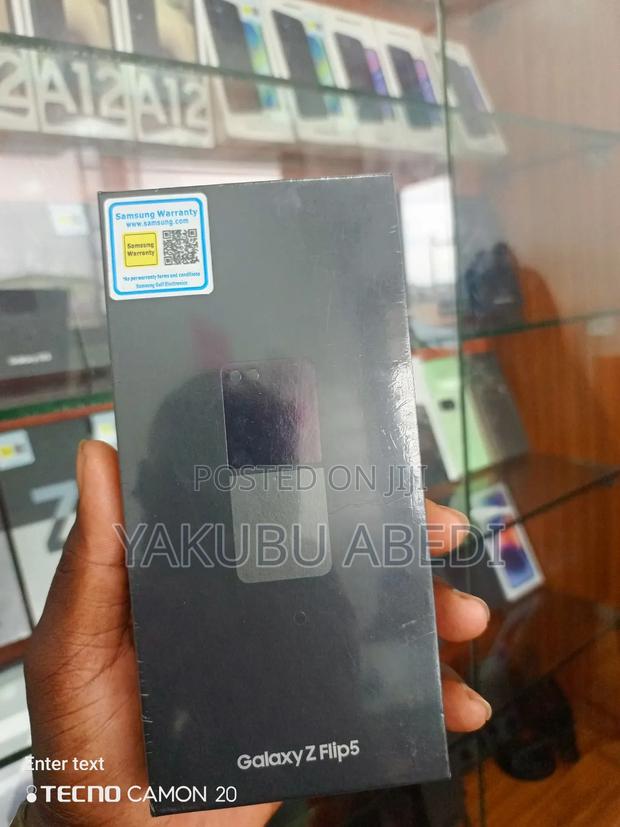 New Samsung Galaxy Z Flip5 256 GB Black · Photo 3
