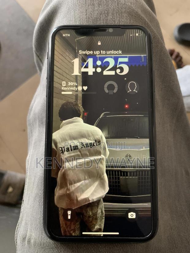 Apple iPhone 11 64 GB Black · Photo 1