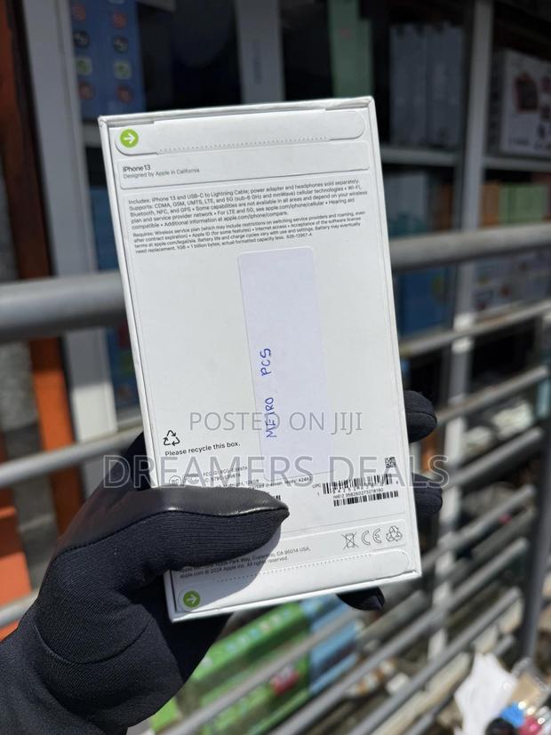 New Apple iPhone 13 128 GB Black · Photo 3