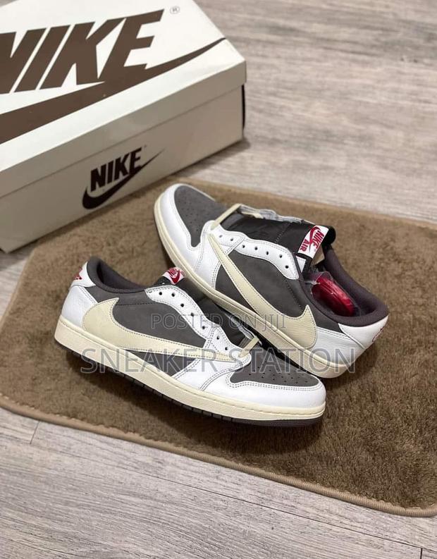 Air Jordan 1 Low Travis Scott Reverse · Photo 3