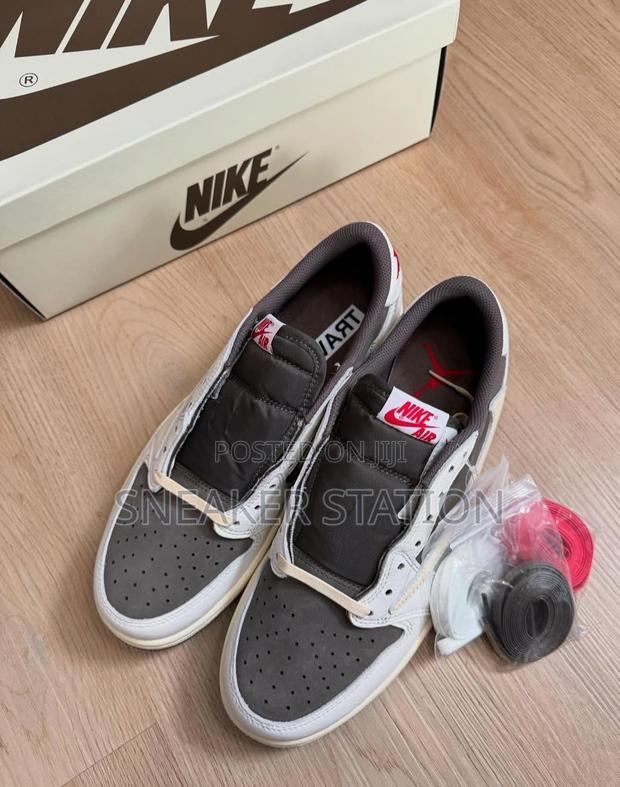 Air Jordan 1 Low Travis Scott Reverse · Photo 4
