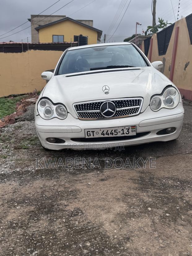 Mercedes-Benz C250 2002 White · Photo 2