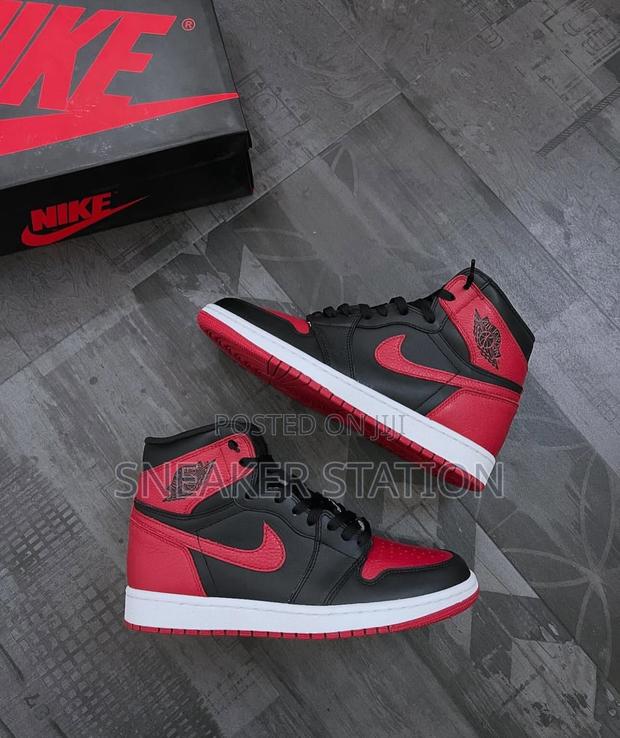 Air Jordan Retro 1 Bred Available · Photo 3