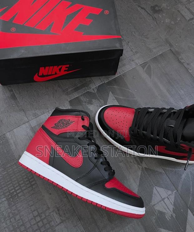 Air Jordan Retro 1 Bred Available · Photo 4