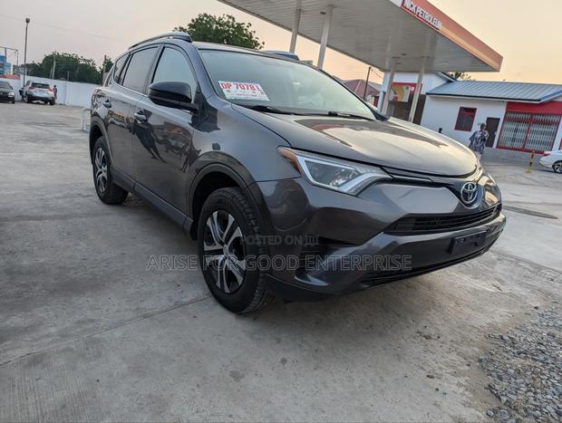 Toyota RAV4 LE AWD (2.5L 4cyl 6A) 2017 Gray photo 3