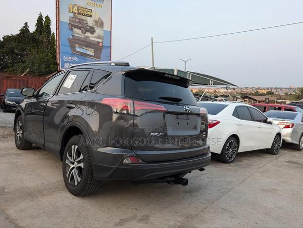 Toyota RAV4 LE AWD (2.5L 4cyl 6A) 2017 Gray photo 5