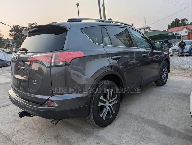 Toyota RAV4 LE AWD (2.5L 4cyl 6A) 2017 Gray photo 6