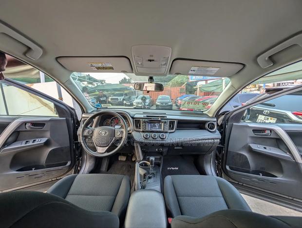Toyota RAV4 LE AWD (2.5L 4cyl 6A) 2017 Gray photo 7