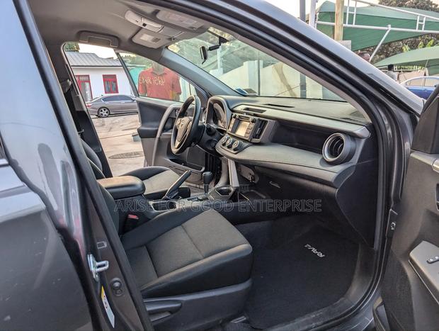 Toyota RAV4 LE AWD (2.5L 4cyl 6A) 2017 Gray photo 8