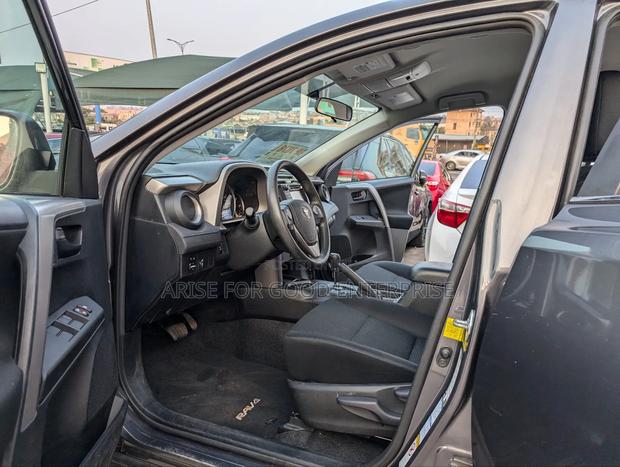 Toyota RAV4 LE AWD (2.5L 4cyl 6A) 2017 Gray photo 10