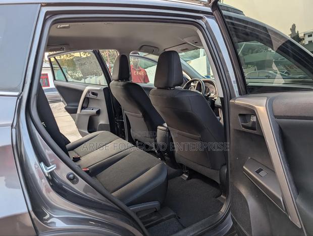 Toyota RAV4 LE AWD (2.5L 4cyl 6A) 2017 Gray photo 11