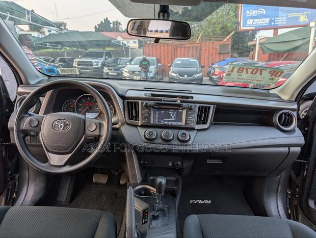 Toyota RAV4 LE AWD (2.5L 4cyl 6A) 2017 Gray photo 12