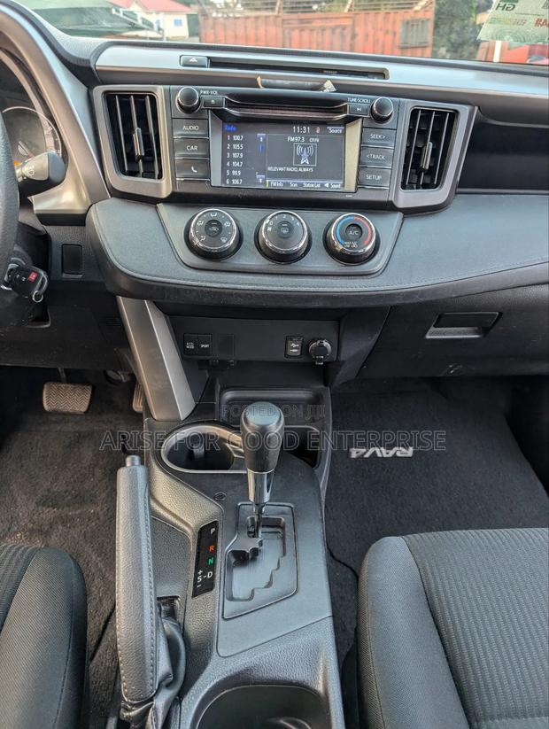 Toyota RAV4 LE AWD (2.5L 4cyl 6A) 2017 Gray photo 13