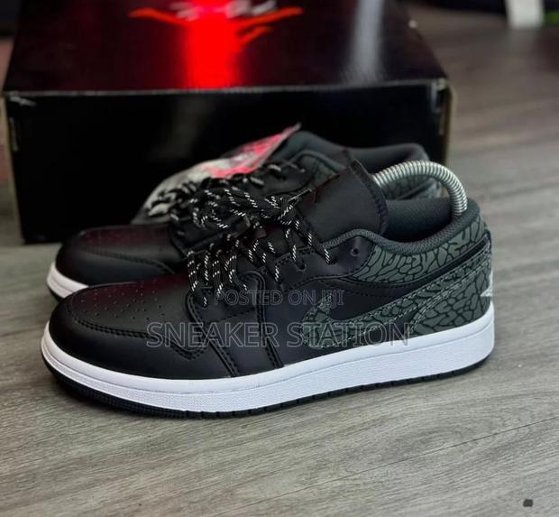 Air Jordan 1 Low Se Black Elephant · Photo 3