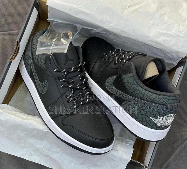 Air Jordan 1 Low Se Black Elephant · Photo 4