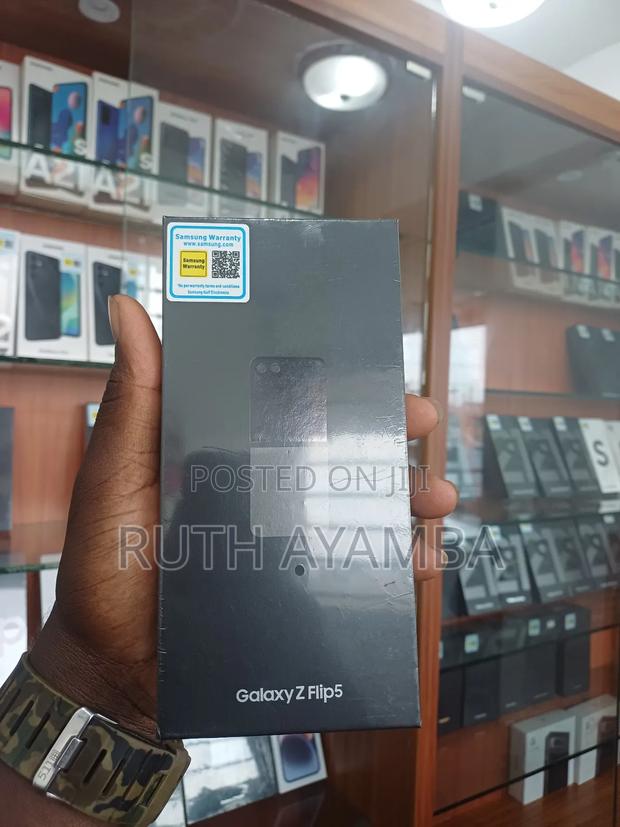 New Samsung Galaxy Z Flip5 256 GB Black photo 2