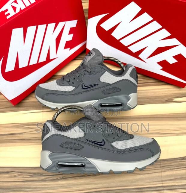 Nike Air Max 90 Jewel Greys · Photo 3
