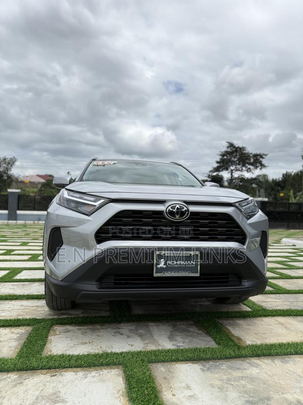 Toyota RAV4 XLE AWD 2023 Silver