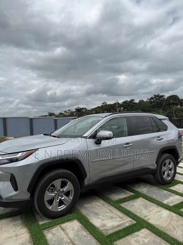 Toyota RAV4 XLE AWD 2023 Silver photo 2