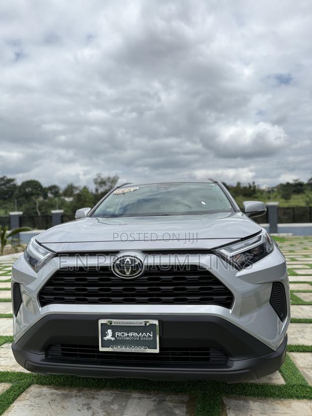 Toyota RAV4 XLE AWD 2023 Silver photo 3