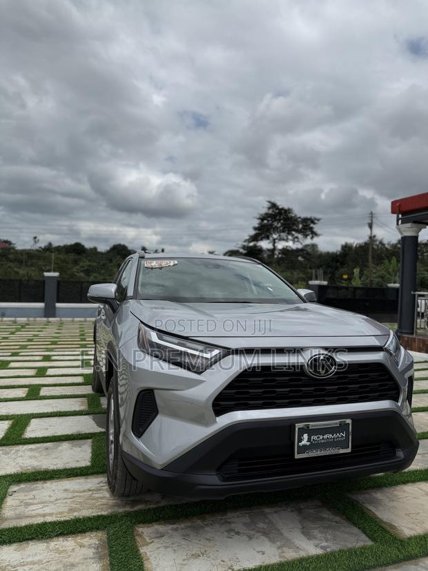 Toyota RAV4 XLE AWD 2023 Silver photo 5