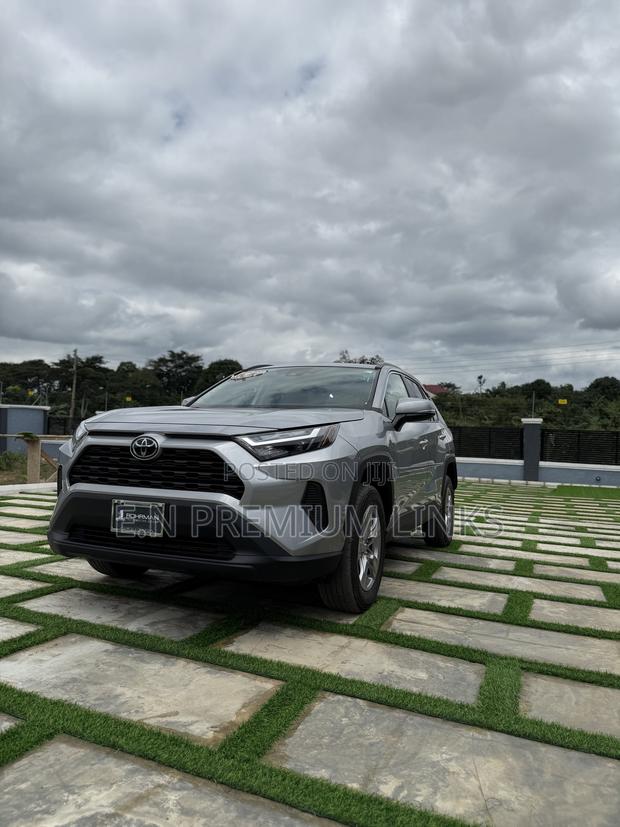 Toyota RAV4 XLE AWD 2023 Silver photo 6